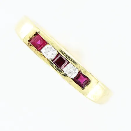 Ring, röda och vita stenar, stl 16¾, bredd 2-3,5mm, 14K Vikt: 2 g