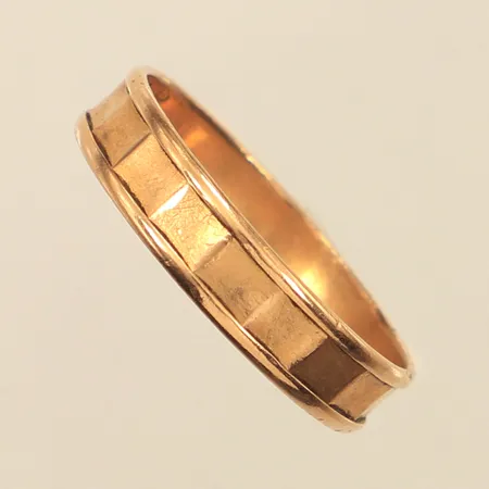Ring, stl 20, bredd 4,8mm, gravyr, skev, 18K  Vikt: 3,2 g
