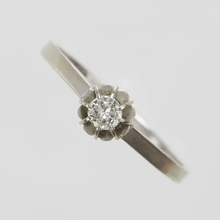 Ring, briljantslipad diamant 1 x ca 0,14ct, stl 18¾, bredd 1,5-5,5mm, vitguld, 18K Vikt: 1,9 g