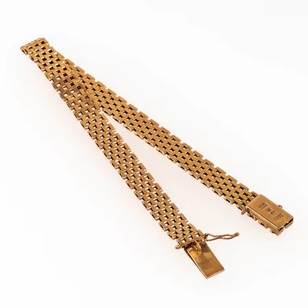 Armband korridorlänk i 18K guld. Det är 19,5 cm långt, 7,7 mm brett och väger 14,8g. Kistlås. Öglor efter borttagen säkerhetskedja. 