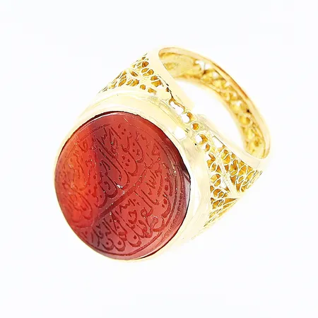 Klackring, sten med text, stl 16, bredd 4-26mm, smärre tillverkningsdefekter, 18K. Bruttovikt: 9,0gram.  Vikt: 9 g