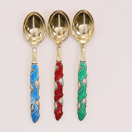 3 Moccaskedar, 10cm, emaljerade, förgyllt silver, 925/1000 silver, 24,8g.
