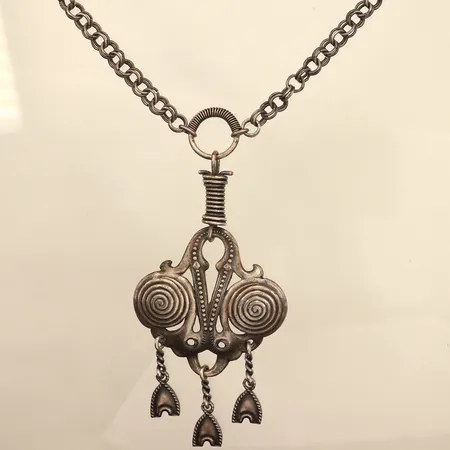 Collier Kalevala, längd 62cm, bredd 6,7mm, integrerat hänge 12x56mm, vitmetall 