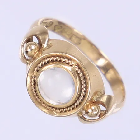 Ring med grå sten, stl 16¾. bredd 2-10mm, 18K  Vikt: 2,8 g
