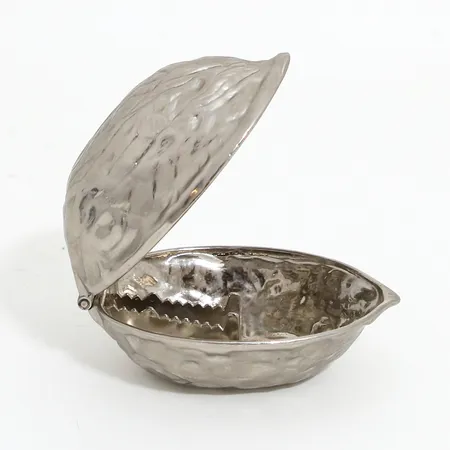 Nötknäppare i form av valnöt, vitmetall, längd: 12cm höjd: 7cm, omärkt Skickas med paket.
