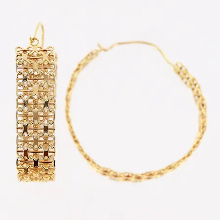 Ett par örhängen, creoler Ø41-43mm, bredd 11mm, skeva, 18K.  Vikt: 14,7 g