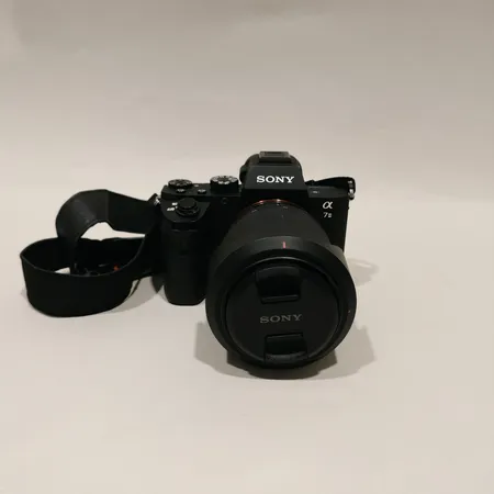 Kamera Sony Alpha 7 II, serienummer 4557483, objektiv Sony FE 3.5-5.6/28-70 OSS, serienummer 0755391, motljusskydd, laddsladd, väska.  Skickas med postpaket.