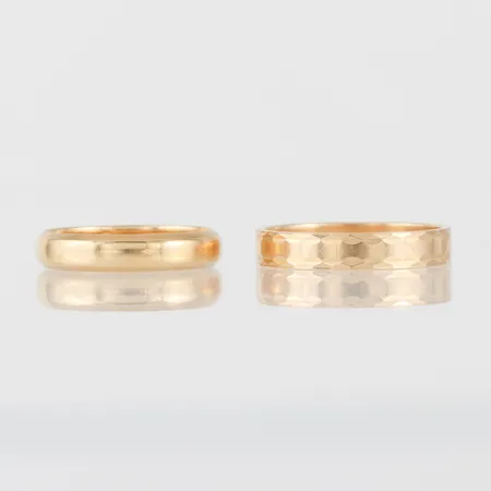Ringar 2 st med gravyrer, 18k. Vikt: 7,1 g