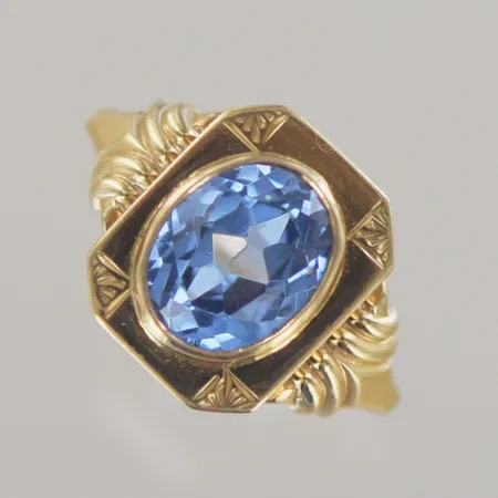 1 fin ring m blå sten 50-tal 18k 3,4 gr Ø 16,5 mm, 39790:4 au 1812 Vikt: 3,4 g