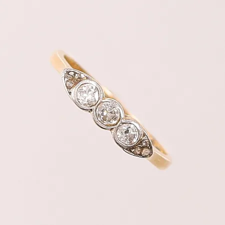 Ring med diamanter 3 x ca. 0,05ct, Ø16¾, bredd: 1,5-3,7mm, 18K, 2,7g.