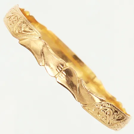 Armring med mönsterdekor, Ø67mm, bredd 8,5mm, ostämplat 18K. Vikt: 24,2 g