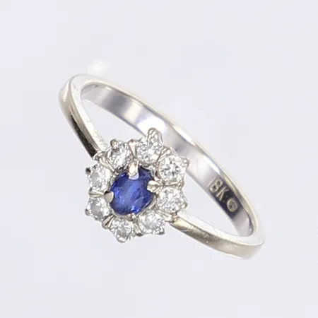 Ring med diamanter totalt 0,25ctv enligt gravyr samt blå safir 0,26ct, stl 17, bredd 2-8mm, vitguld 18K, gravyr Vikt: 2,6 g