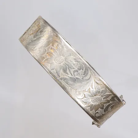 Armring med mönster,  öppningsbar, Ø71mm, bredd 20mm, trögt lås, bucklig, silver 830/1000 Vikt: 33,2 g