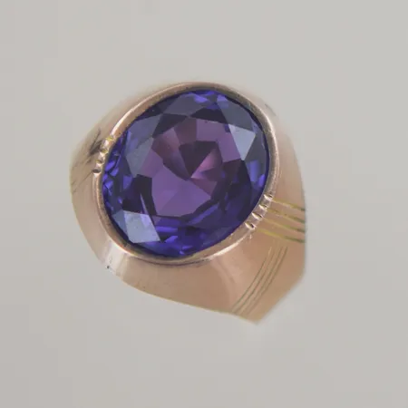 Ring med lila sten, Ø 23mm bredd 4,5-25 mm, 14k Vikt: 8 g