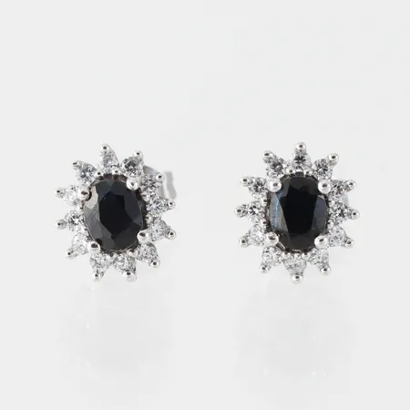 Örhängen paret vitguld med safirer och diamanter ca 24x0,015ct, höjd ca 9.3 mm, 14k. Vikt: 2 g