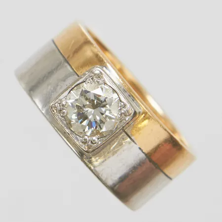 Ring, briljantslipad diamant 1 x ca 1,00ct, TCr/VS2, stl 18, bredd 9,5mm, tvåfärgad, repig skena, 18K Vikt: 16 g
