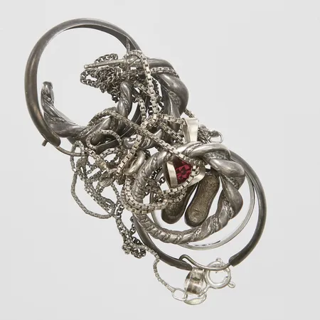 Diverse silver, skeva, defekta, 830-925/1000 silver Vikt: 27,5 g