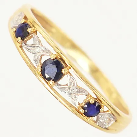 Ring med safirer samt 8/8-slipade diamanter 0,005ct, stl: 17¾, bredd 1,8-4,6mm, GHA, tvåfärgat, 18K.  Vikt: 1,7 g