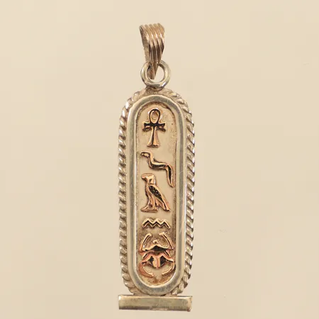 Hänge med hieroglyfer, delvis förgyllt, ca 54mm, bredd ca 15mm, ostämplat, silver Vikt: 8,7 g