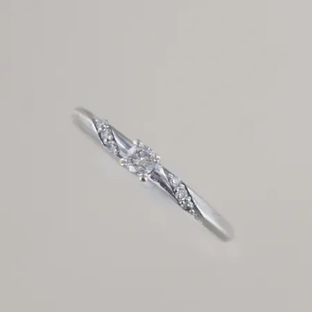 Ring med diamanter 1st 0,05 ct + 6 st 0,01 ct, Ø 17 mm, 9k Vikt: 1,5 g