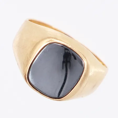 Klackring med malakit, stl 17¾, bredd: 4-13mm, gravyr, 18K  Vikt: 5,1 g