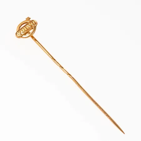 Nål "VOLVO" i 18K guld. Motivet är 7,8 x 10 mm. Den är 60 mm lång och väger 1,5g. 