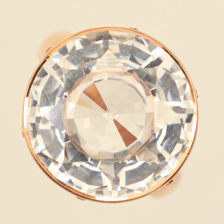 Ring med sten, troligen syntetisk spinell, stl 17¾, bredd 3,8-16,7mm, H. Laesvirta, Tampere, år 1966, Finland, 14K  Vikt: 7,1 g