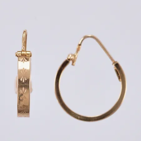 Ett par örhängen, mönstrade, längd: ca 2cm, bredd: ca 3mm, 18K Vikt: 1,5 g