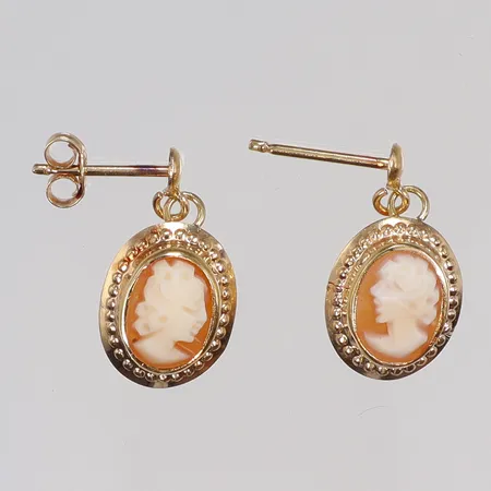 Ett par Örhängen med caméer 9x15mm, saknar en stopper, GFAB, 18K Vikt: 1,2 g