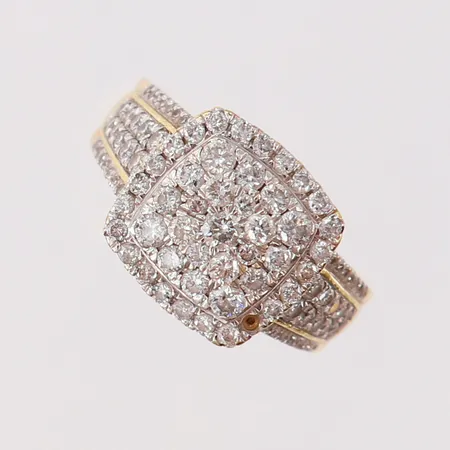 Ring med diamanter ca 97x0,01ct, stl 16, bredd 2,5-11,5mm, saknar sten, GHA. 18K Vikt: 6,1 g