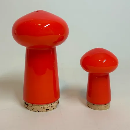 Ett par röda salt & pepparkar, svampar i glas, design Michael Bang, 14cm/8,5cm, 1970-tal glasmanufaktur Holmegaard 