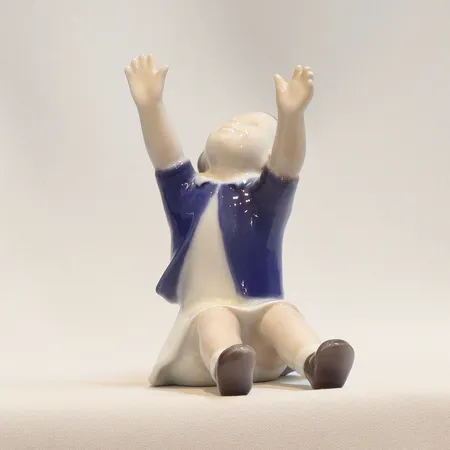 Figurin Bing & Gröndahl i form av flicka, porslin, Danmark, 1900-tal, modell 2324, signerad MR, höjd 11,5cm  Skickas med paket.