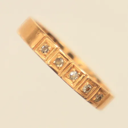 Ring med diamanter ca 5x 0,001ct, stl 15¼, bredd ca 3mm, gravyr, 18K Vikt: 2,4 g