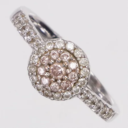 Ring, diamanter 1 x ca0,04ct + 9 x ca0,01ct rosafärgade, 26 x ca0,01ct, Guldfynd, stl 15½. bredd 2,4-7,9mm, vitguld, 18K  Vikt: 3,9 g