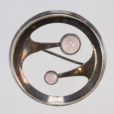 Brosch med vita/rosa stenar, bredd 38mm, ca 1970-tal, Åbo Finland silver 813/1000  Vikt: 6,9 g