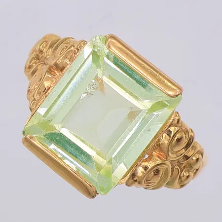 Ring, ljusgul syntetisk spinell, stl 15½, stenen med defekter, 18K Vikt: 3 g