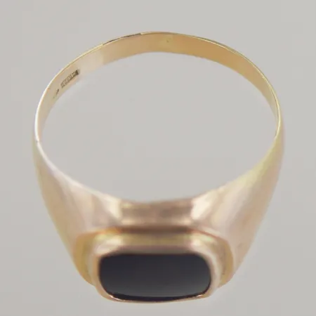 Klackring med brun sten Ø 20,5 mm klackens bredd 17 mm, små repor och bucklor. repor på stenen 18k Vikt: 5,2 g