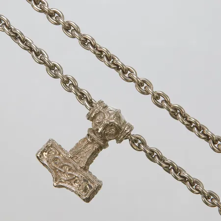 Kedja/Hänge, Mjölner, längd ca 56,5cm, bredd ca 6mm, hänget ca 39,5x28,5mm, Odd Magnusson, Visby, vitguld, 18K, originaletui. Vikt: 146,9 g