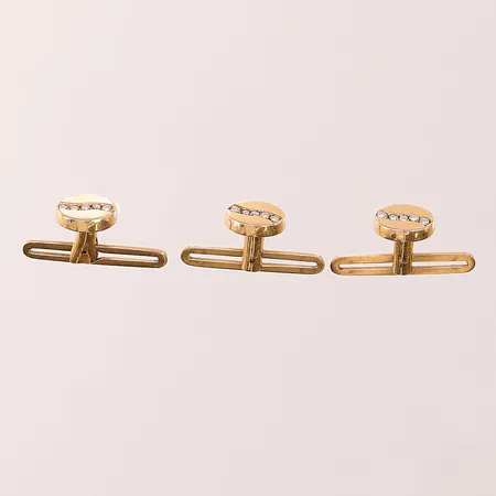 3 Skjortknappar med fröpärlor, Ø8,4mm, tillhörande etui, 18K, 3,7g.