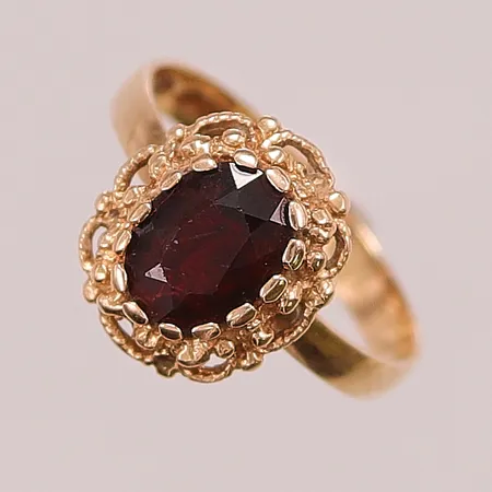 Ring, Ø17, bredd:12mm, röd sten, 14K 2,4g.