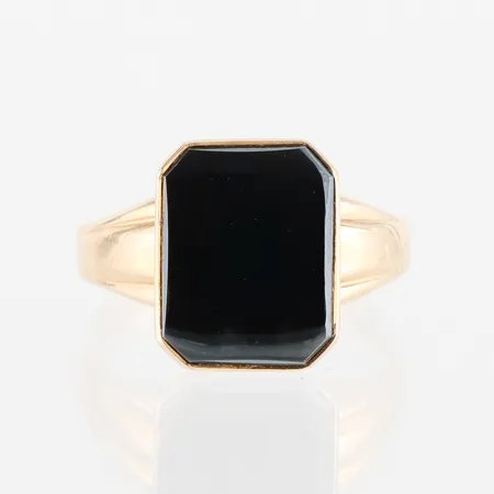 Klackring med sten, något ojämn form, storlek 19 ¼ mm, bredd 2.4-14.5 mm, 18k. Vikt: 4,5 g