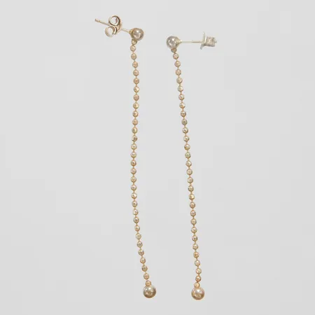 Ett par örhängen, kullänkar, längd ca 75mm, bredd 1,5-4mm, 925/1000 silver Vikt: 2,3 g