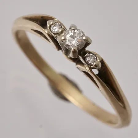 Ring i 14K guld, stl 17¾, bredd 1,8-3,3mm, 3st diamanter, mått Ø2,9mm, 2st ej fullt slipade, Ø1,5mm Ø1,3mm, vikt 2,37g.