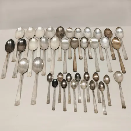 Trettioåtta skedar, modell Rosenholm, olika längd ca 12-20cm, monogramgravyr, 830/1000 silver Vikt: 1356,7 g