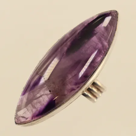 Ring med ametist, stl 17¼, bredd ca 45mm, 925/1000 silver Vikt: 11,3 g