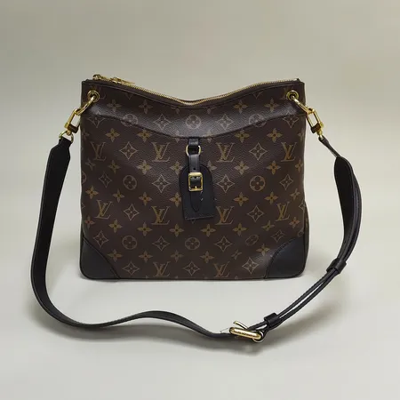 Väska, Louis Vuitton Odéon MM, monogram canvas, modell: M45352, 30x10x27cm, avtagbar axelrem, beslag i gulmetall, svart insida, kvittokopia från 2022, dustbag, inga övriga tillbehör