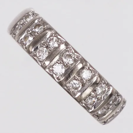 Ring, diamanter 0,32ctv enligt gravyr, stl 16, bredd 5mm, vitguld, gravyr, 18K  Vikt: 6,7 g