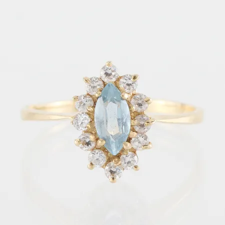 Ring med stenar, storlek 19 ½ mm, bredd 1.5-13.4 mm, 18k. Vikt: 2,6 g