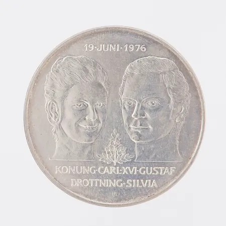 Minnesmynt, Ø36mm, Det Kungliga bröllopet, Konung Carl XVI Gustaf Drottning Silvia 19 Juni 1976, nominellt värde 50kr, Sveriges Riksbank, silver 925/1000  Vikt: 27 g