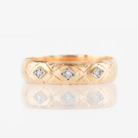 Ring med 3 st diamanter på 0.26 ct enligt inskription, storlek 17 mm, bredd 4.6 mm, 18k. Vikt: 3,2 g